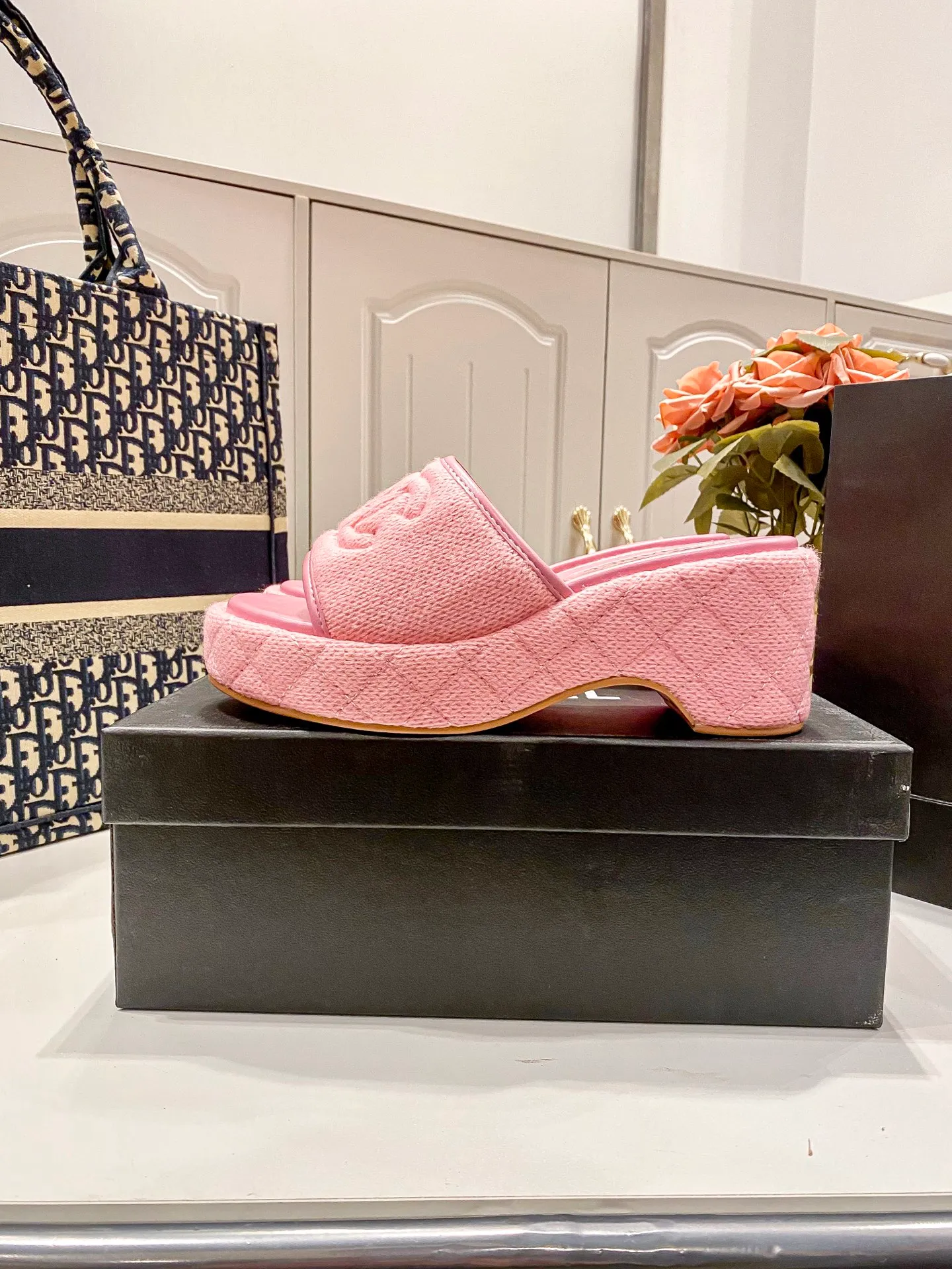 👟👟Ex-factory price 460👟👟Chanel 25C new early spring thick-soled slippers!  Top version! Early release. Thick sole design. 5cm heel height. Makes your legs longer in seconds. Original custom linen for the upper. Sheepskin for foot pads. Original genuine leather outsole. Size: 34-41. Customized. Non-returnable and non-exchangeable.